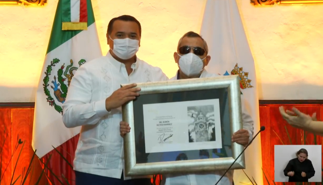 El antropólogo y poeta Rubén Reyes recibe la Medalla Silvio Zavala